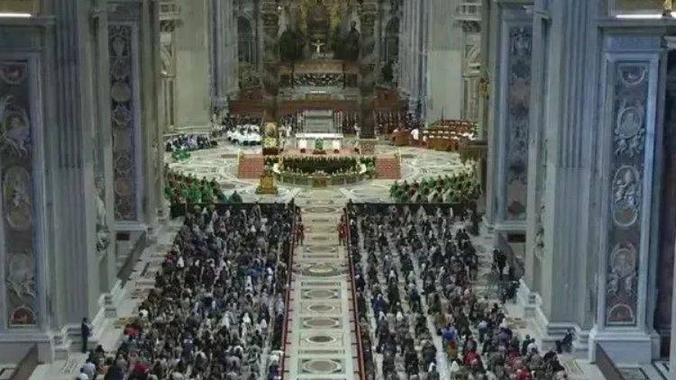 Papa Francisco celebra uma missa na Basílica de São Pedro abrindo o caminho sinodal mundial, 10 de outubro de 2021 (foto: Screenshot / Notícias do Vaticano / YouTube)